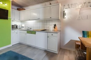 Fridge, microwave, oven, stovetop - Apartment 'Am Alten Rathaus' with Balcony and Wi-Fi (Norderney)