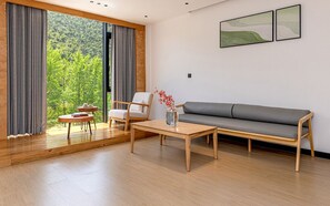 Habitación triple Elite, vista a la montaña | Escritorio, cortinas blackout y wifi gratis 