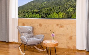 Habitación cuádruple Premier, vista a la montaña | Escritorio, cortinas blackout y wifi gratis 