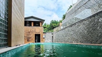 Desk, blackout drapes, free WiFi