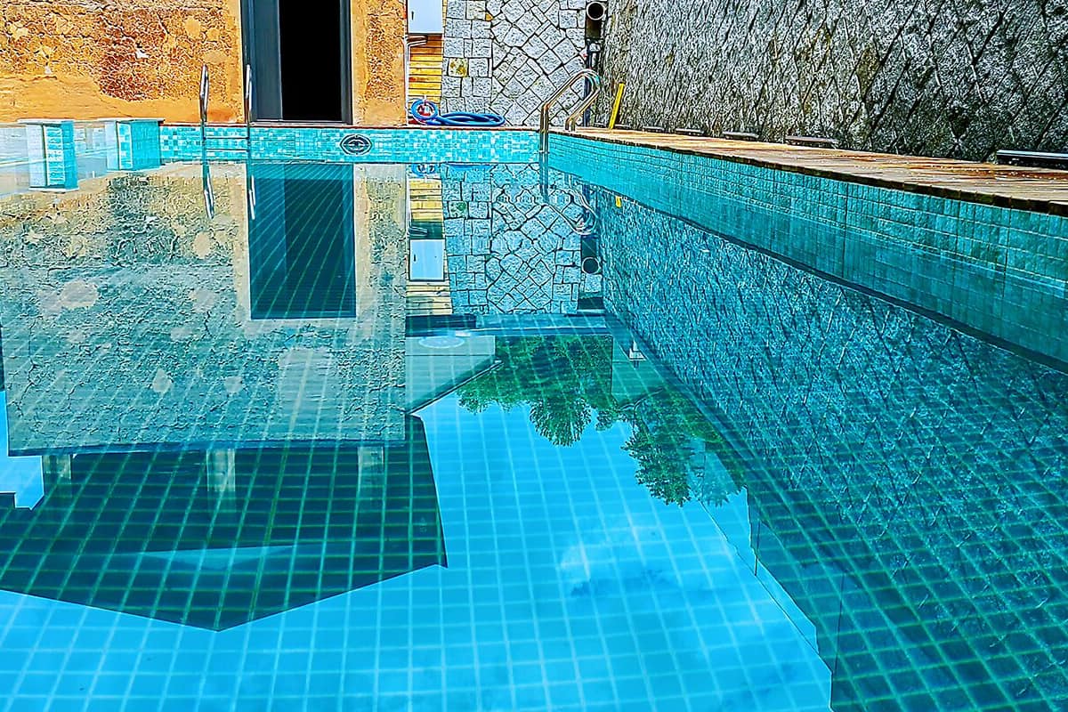 Desk, blackout drapes, free WiFi