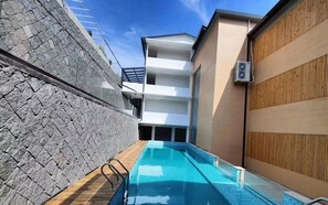 Escritorio, cortinas blackout y wifi gratis 