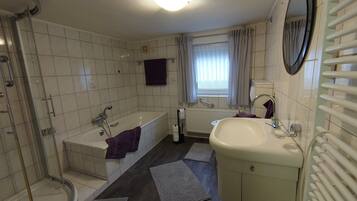 Een douche, handdoeken