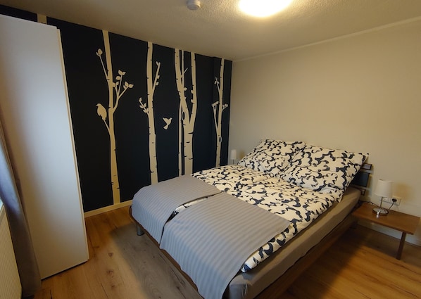 3 slaapkamers, een strijkplank/strijkijzer, gratis wifi, beddengoed