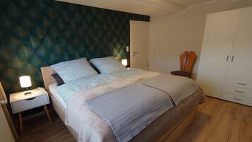 3 bedrooms, iron/ironing board, free WiFi, bed sheets