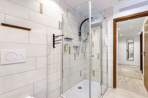 Douche, sèche-cheveux, serviettes fournies