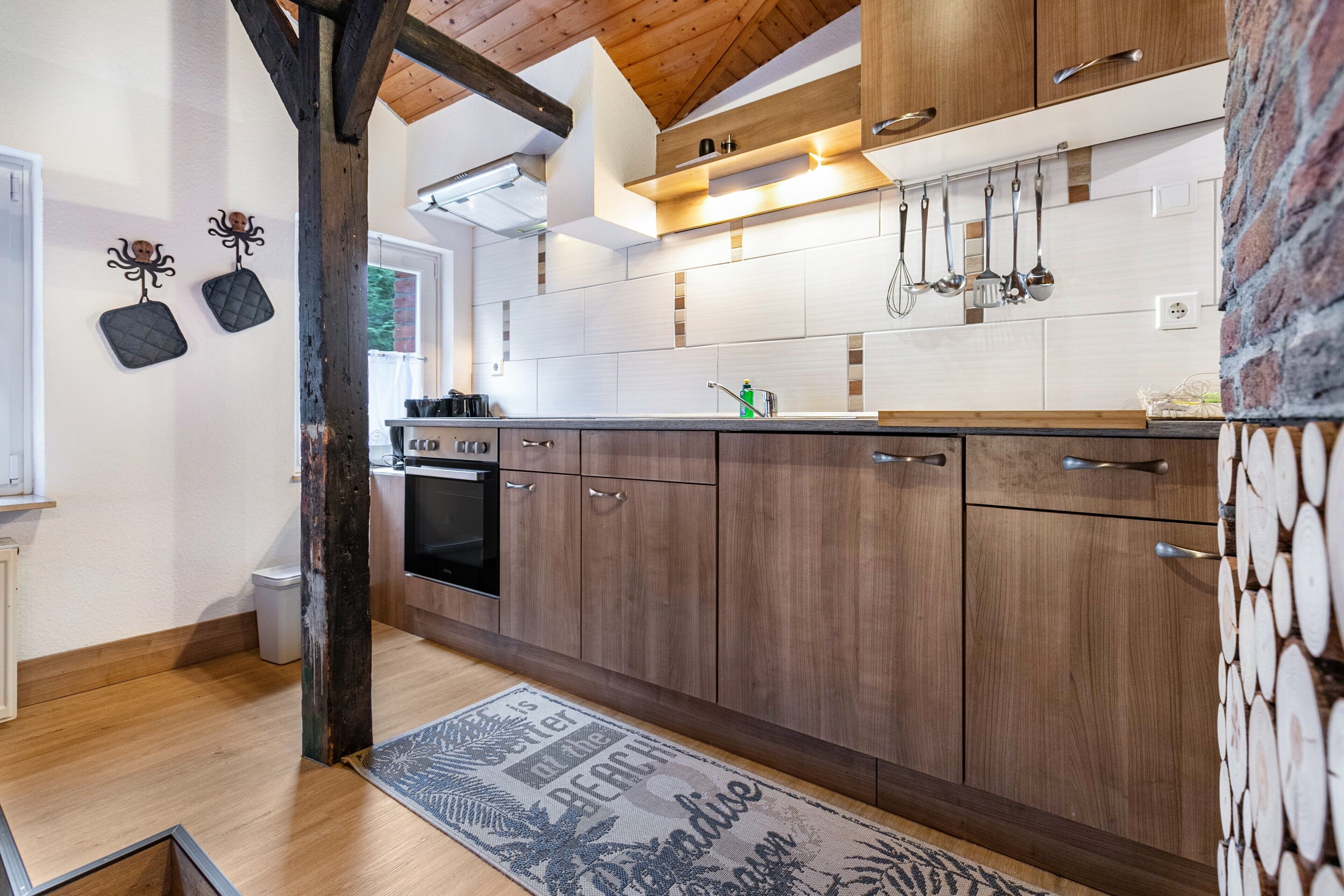 Kühlschrank, Ofen, Herdplatte, Wasserkocher mit Kaffee-/Teezubehör