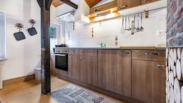 Kühlschrank, Ofen, Herdplatte, Wasserkocher mit Kaffee-/Teezubehör