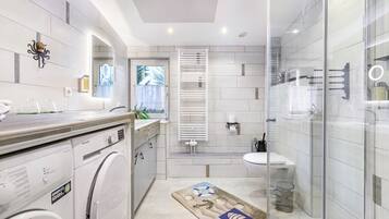 Een douche, een haardroger, handdoeken