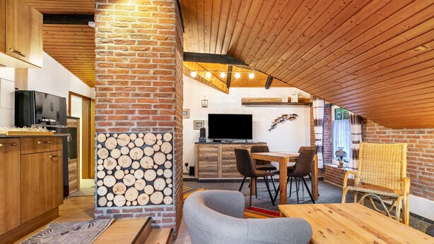 A cozy interior with a fireplace, wooden furniture, and a television. - Apartment 'Küstenliebe' with Shared Terrace, Shared Garden and Wi-Fi (Lehe)