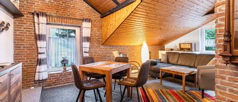 Una televisión, un reproductor estéreo