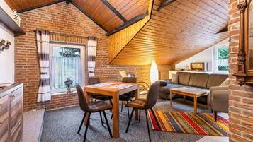 Een televisie en een stereo