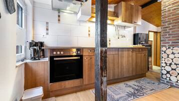 Kühlschrank, Ofen, Herdplatte, Wasserkocher mit Kaffee-/Teezubehör