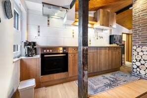 Een koelkast, een oven, een kookplaat, een koffiezetapparaat/waterkoker