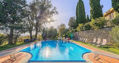 Villa Farnetta Grande: A spacious and welcoming three-story villa located in the heart of the Val d'Orcia, with Free WI-FI.