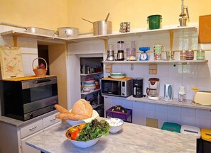 Réfrigérateur, micro-ondes, plaque de cuisson, lave-vaisselle