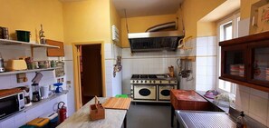 Réfrigérateur, micro-ondes, plaque de cuisson, lave-vaisselle