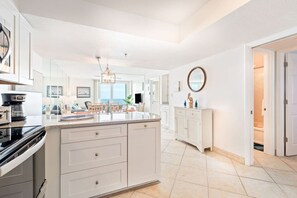 Køleskab, mikrobølgeovn, ovn, kogeplade