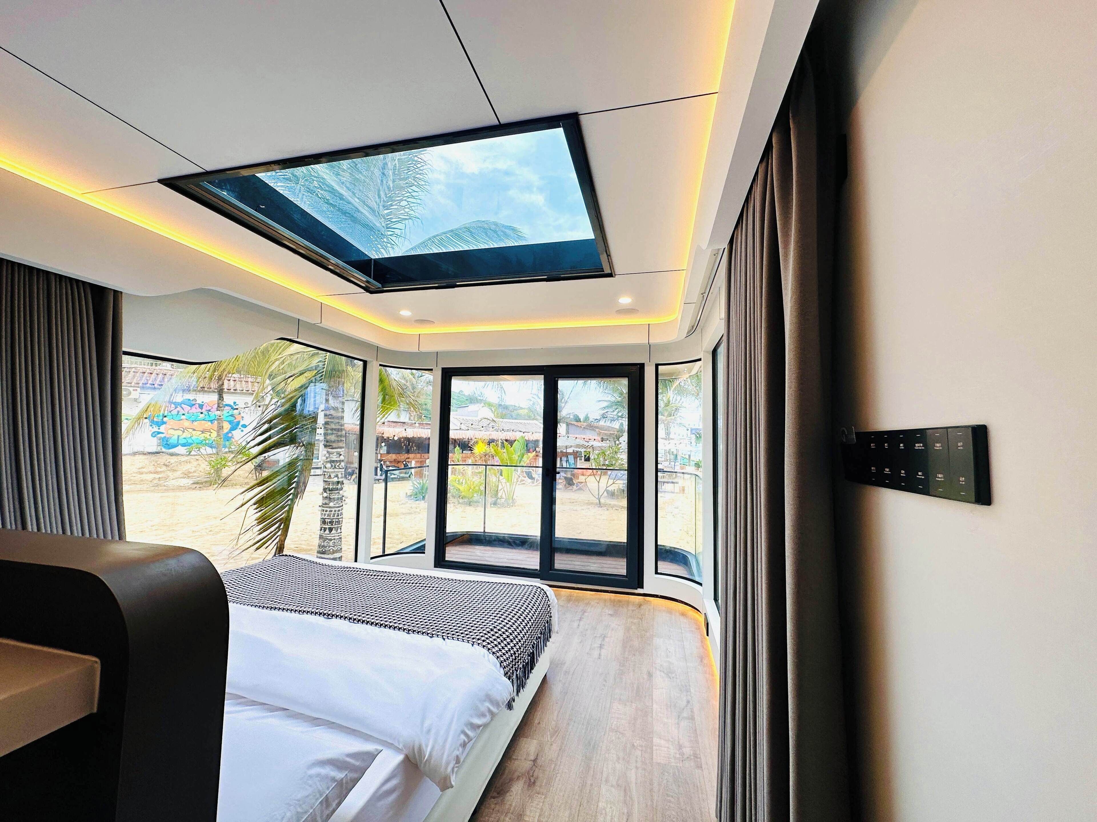 Luxury Double Room, Ocean View | Desk, blackout drapes, free WiFi