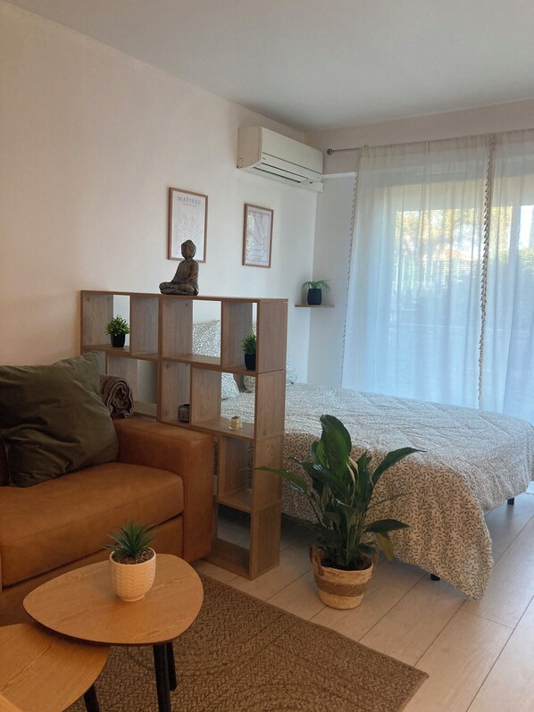 1 slaapkamer, een strijkplank/strijkijzer, wifi, beddengoed