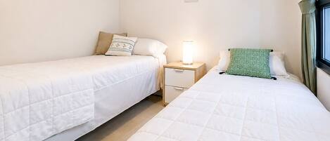 2 habitaciones, tabla de planchar con plancha, internet y ropa de cama