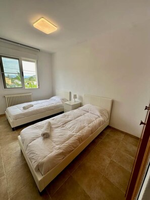 4 Schlafzimmer, Bügeleisen/Bügelbrett