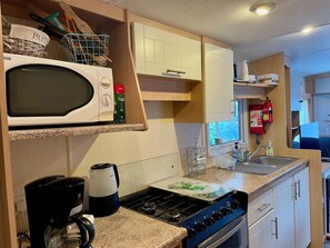 Geladeira, micro-ondas, fogão, cooktop