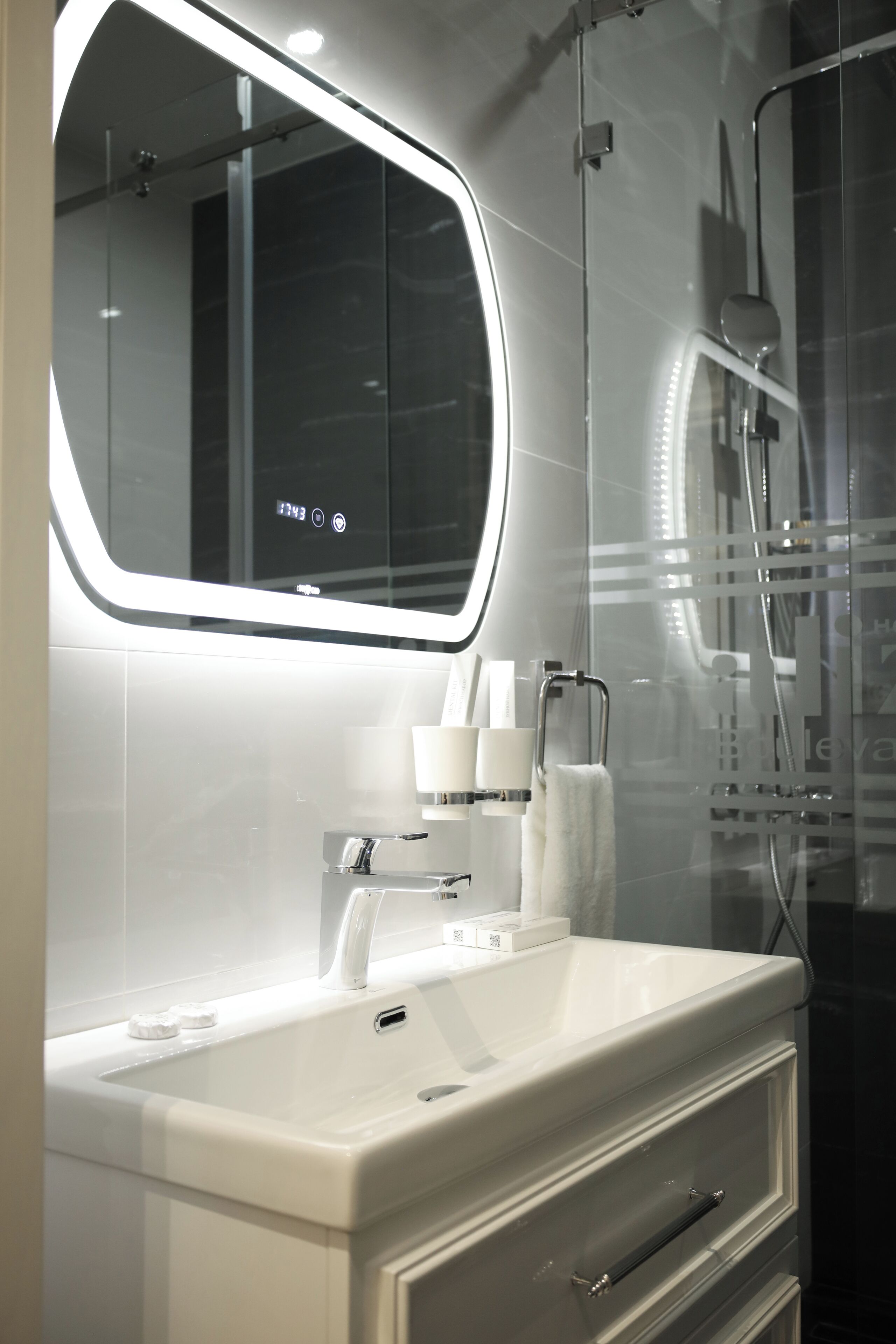 Habitación con 2 camas individuales | Baño | Ducha, secador de pelo, zapatillas y toallas