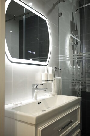Twin Room | Bathroom | Shower, hair dryer, slippers, towels - Aliz Boulevard Hotel (Samarkand)