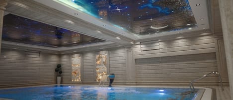 Kolam renang indoor