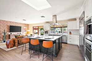 Kylskåp, mikrovågsugn, ugn och spishäll