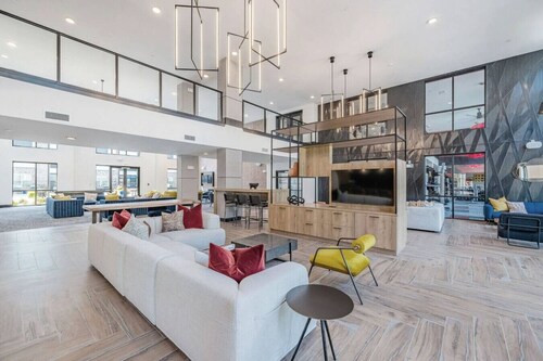 Grandview Apartment: Shops, Restaurants Nearby!