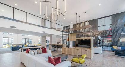 Grandview Apartment: Shops, Restaurants Nearby!