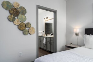2 habitaciones, escritorio y tabla de planchar con plancha
