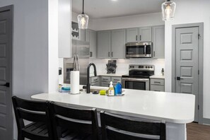 Fridge, microwave, oven, stovetop - Grandview Apartment: Shops, Restaurants Nearby! (Birmingham)