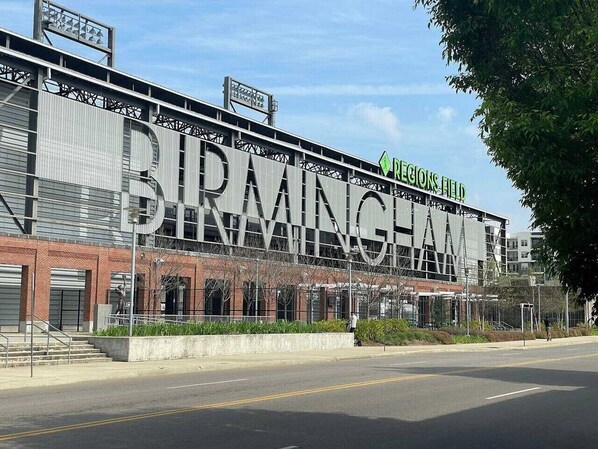 Un edificio con un letrero grande que dice "BIRMINGHAM" y "REGIONS FIELD".
