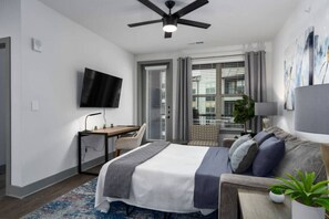 2 habitaciones, escritorio y tabla de planchar con plancha 