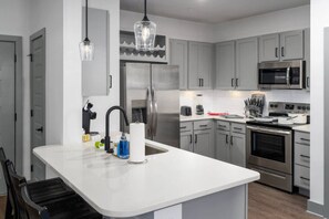 Refrigerador, microondas, horno, placa de cocina