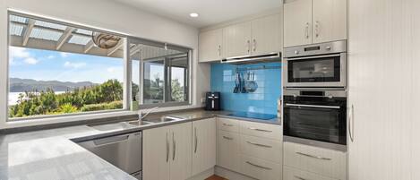 Køleskab, mikrobølgeovn, ovn, kogeplade