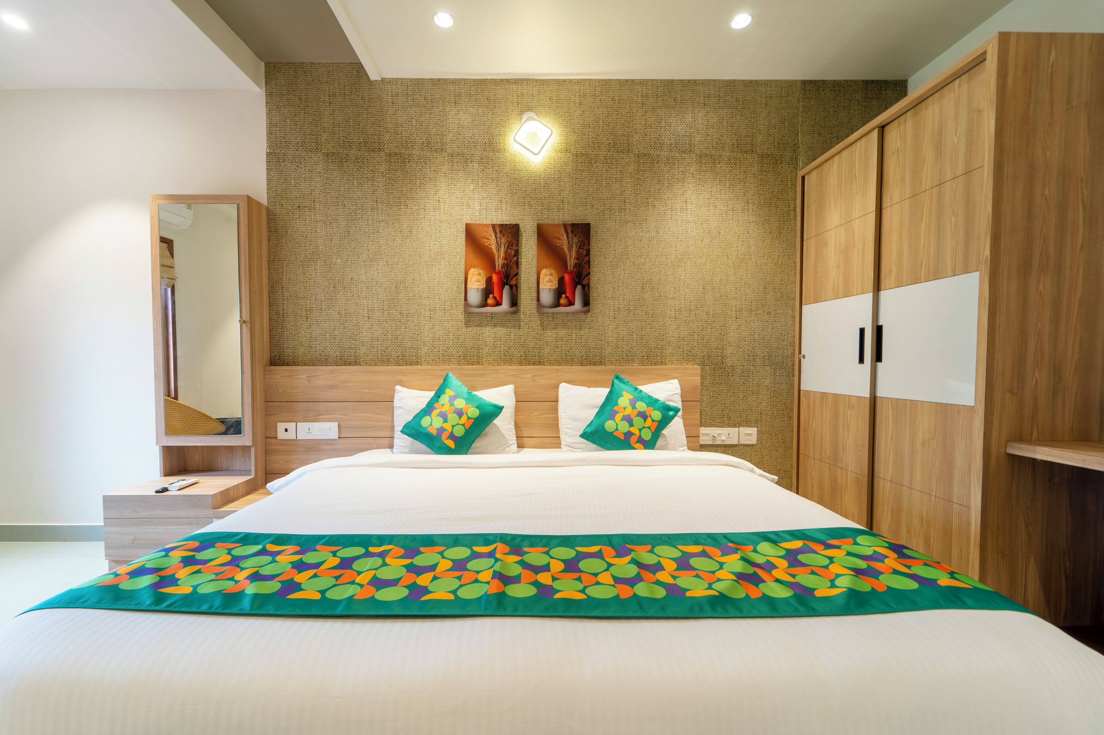 Muebles diferentes, escritorio y cortinas blackout 