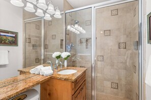 Douche, sĂšche-cheveux, savon, shampoing