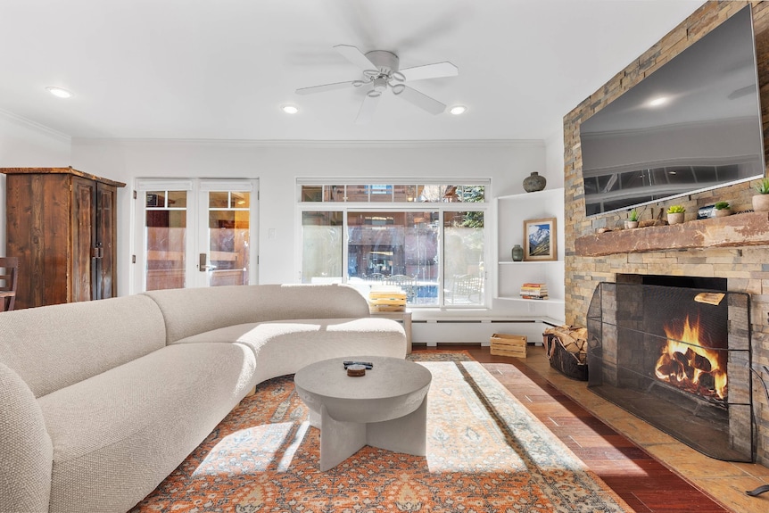 Prime Location 1 Block To Aspen Dining, Shops & Gondola. Steps To Outdoor Pool Perfect For Summer! - Aspen, CO