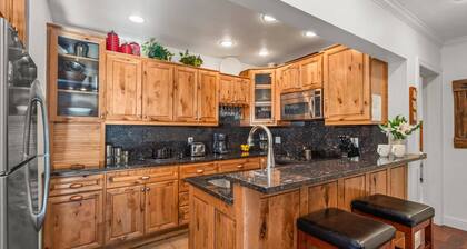 Winter-Perfect! Near Aspen Mtn Gondola & Town!Wood FP, Cozy Hot Tub, Pool, Patio, Parking