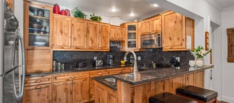 Winter-Perfect! Near Aspen Mtn Gondola & Town!Wood FP, Cozy Hot Tub, Pool, Patio, Parking