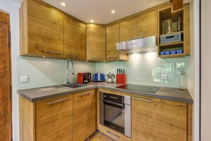 Microwave, stovetop, dishwasher, coffee/tea maker