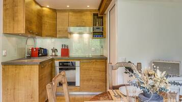 Micro-ondes, plaque de cuisson, lave-vaisselle, cafetière/bouilloire
