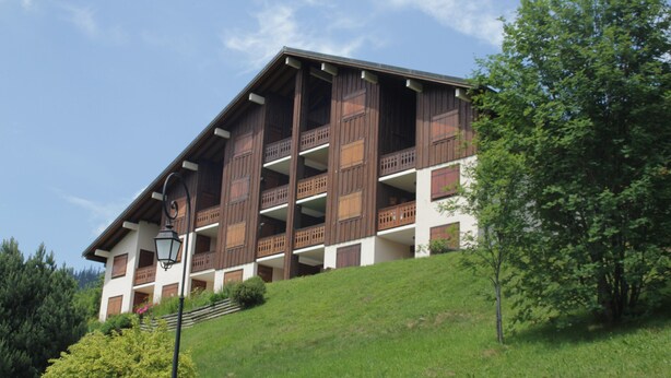 A multi-story building with balconies, set on a grassy slope. - Sorbiers Ss11 View & Quiet 6 Pers (Chatel)