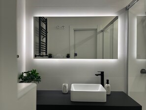 Dusche, Whirlpool, Haartrockner, Handtücher