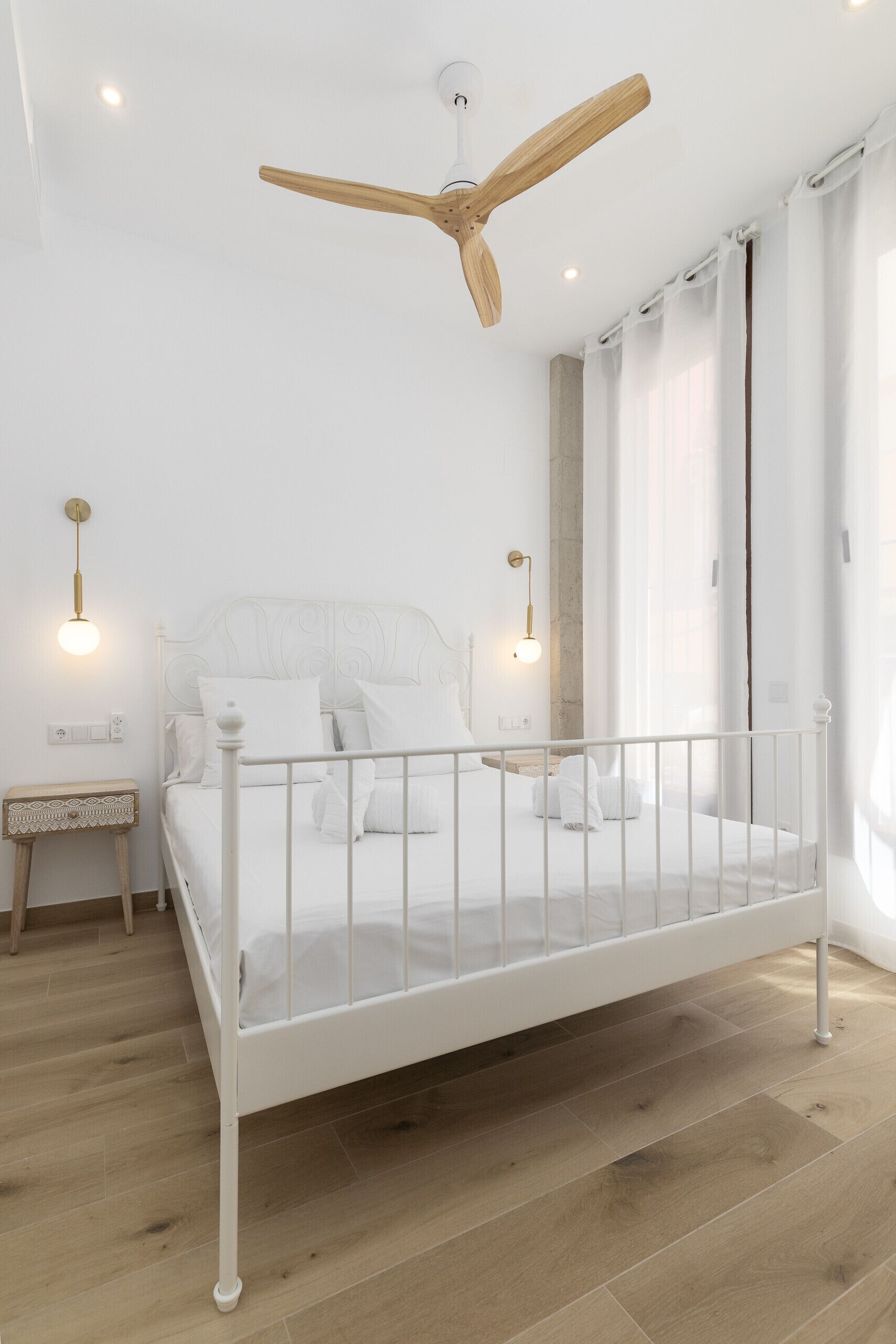 Een strijkplank/strijkijzer, gratis wifi, beddengoed