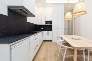 Køleskab, mikrobølgeovn, ovn, kaffe-/temaskine